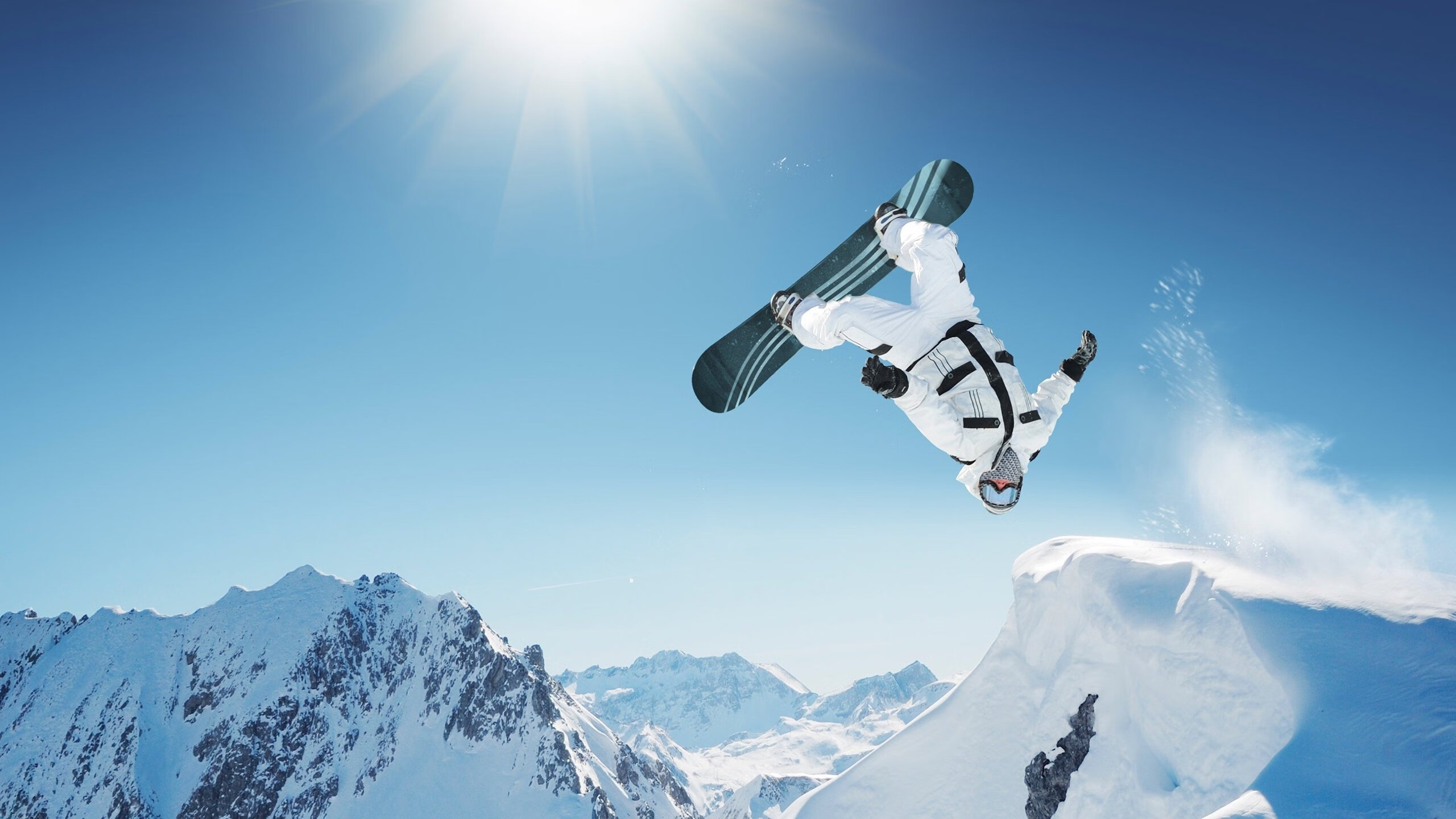 “海岸线飙风：沿海高速的视觉震撼”，海岸线100公里